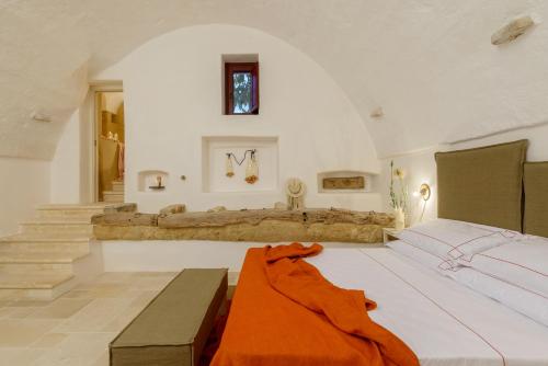 トッレ・カンネにあるMasseria Stefanodelconteの広いベッドルーム(ベッド2台、テーブル付)