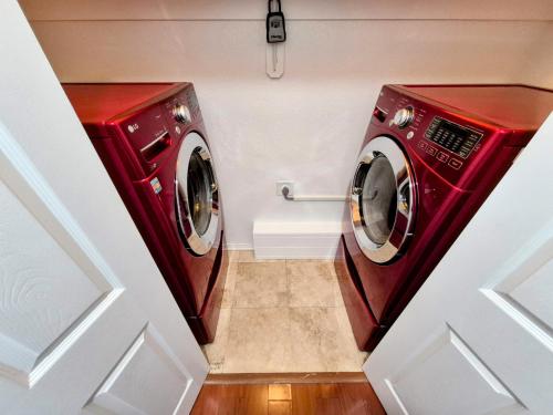 a washing machine and a dryer in a room at Arlington Social in Arlington