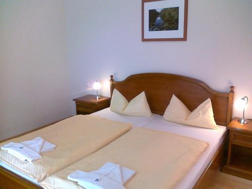 ヘリングスドルフにあるVilla Jasmin - Ferienwohnung 7のベッドルーム1室(両側にランプ2つ付)