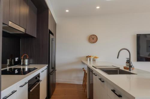 Modern Retreat in Prime Location with Parkingにあるキッチンまたは簡易キッチン