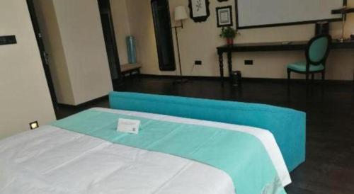 a hospital room with a bed with a sign on it at Xana Hotelle·Tianshui Shangyi Plaza in Tianshui