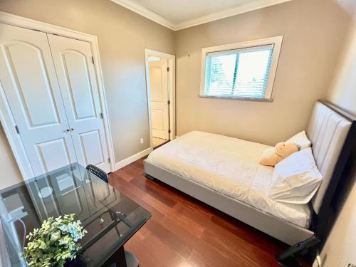 Un dormitorio pequeño con una cama y una ventana. en Cozy stay in Cental Vancouver, en Vancouver