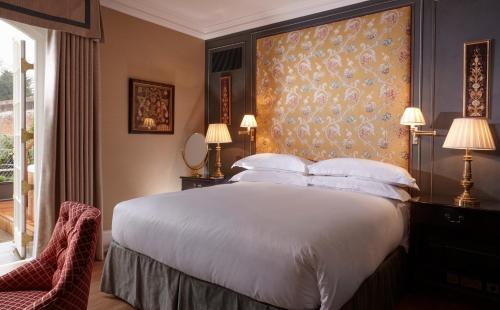 Uma cama ou camas num quarto em Cliveden House - an Iconic Luxury Hotel