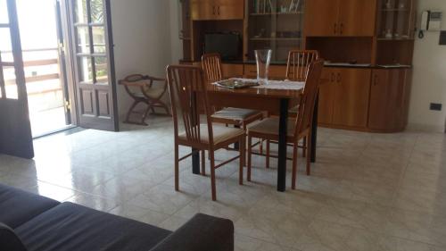 einen Esstisch und Stühle in der Küche in der Unterkunft A Casa Di Melo in Piraino