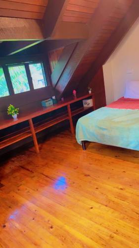 una camera da letto con un letto e un pavimento in legno di MIRZ Accomodation a Pacific Harbour