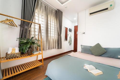 Ένα ή περισσότερα κρεβάτια σε δωμάτιο στο Cactusland Homestay - Tran Hung Dao