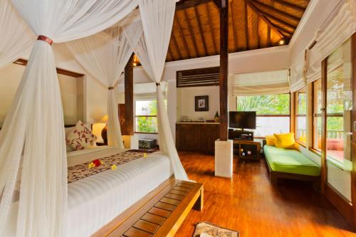 Un pat sau paturi într-o cameră la Alam Ubud Culture Villas And Residences