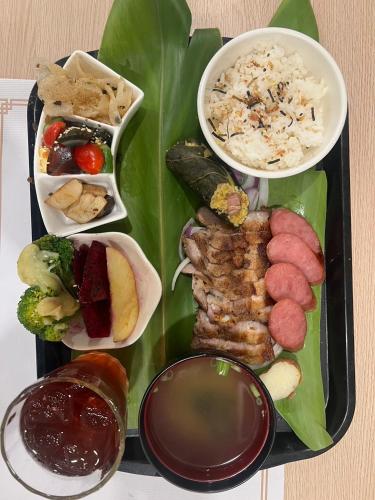 a tray of food with different types of food on it at 金讚溫泉飯店 in Taimali