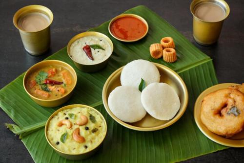 蓬蒂切里Rhythm Stay Pondicherry的桌上放着一碗食物的绿色托盘