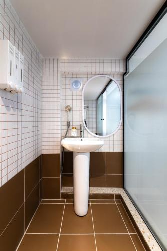 Ένα μπάνιο στο Slowon Hostel 슬로우온 호스텔 홍대
