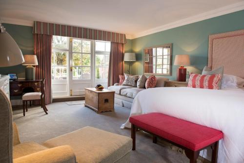 Ένα ή περισσότερα κρεβάτια σε δωμάτιο στο Chewton Glen Hotel - an Iconic Luxury Hotel