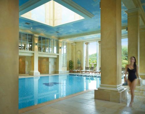 בריכת השחייה שנמצאת ב-Chewton Glen Hotel - an Iconic Luxury Hotel או באזור