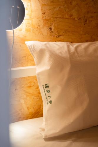 Katil atau katil-katil dalam bilik di 暖南小安民宿The Warm Tain-An Hostel-台南火車站-新樓醫院-背包客房-可包層-可包房-可包棟-獨旅友善民宿