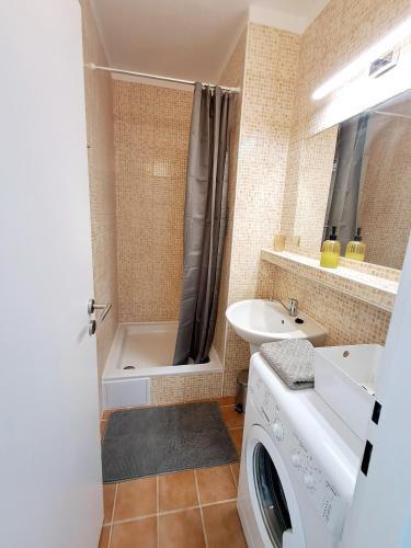 a bathroom with a washing machine and a sink at Apartmán v tichom prostredí blízko centra in Martin