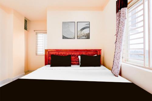 Ένα ή περισσότερα κρεβάτια σε δωμάτιο στο Super Collection O Vizag Water World Park Formerly KBR Royal Function Hall