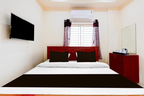 Ένα ή περισσότερα κρεβάτια σε δωμάτιο στο Super Collection O Vizag Water World Park Formerly KBR Royal Function Hall