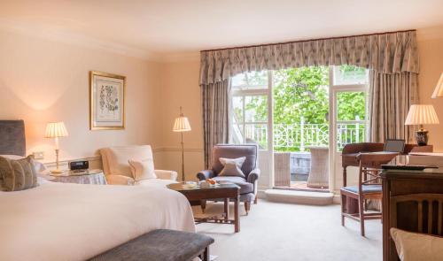 Ένα ή περισσότερα κρεβάτια σε δωμάτιο στο Chewton Glen Hotel - an Iconic Luxury Hotel