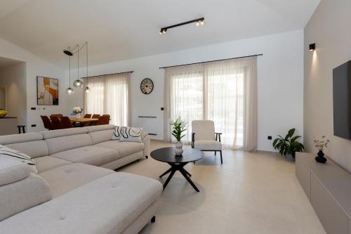 a living room with a couch and a table at Villa Flores in Tinjan