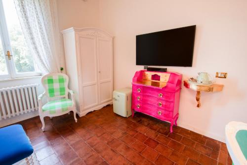 a room with a tv and a dresser with a television on it at VILLA TOJI luxury private in Bracciano