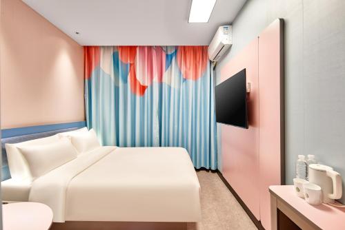 a hotel room with a bed and a tv at Haiyou Hotel Beijing Wangfujing Xiehe Hospital Store in Beijing