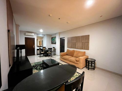 a living room with a table and a couch at Azana Style Hotel Singaraja in Bubunan