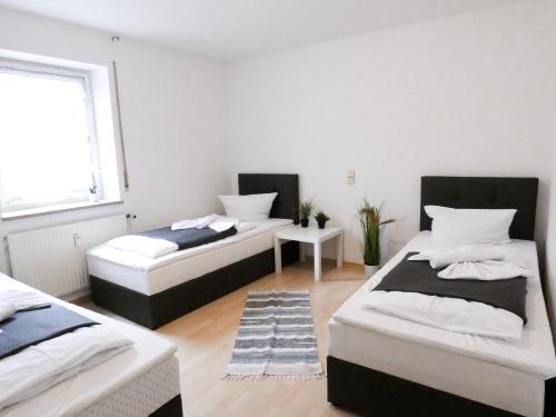 Ein Bett oder Betten in einem Zimmer der Unterkunft SUNNYHOME Monteurwohnungen und Apartments in Weiden