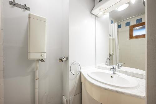 サン・フランソワ・ロンシャンにあるVg83 Chalet 6 ou 8 Couchagesの洗面台と鏡のある白いバスルーム