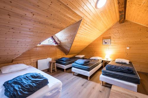 サン・フランソワ・ロンシャンにあるVg83 Chalet 6 ou 8 Couchagesの屋根裏部屋 ベッド3台&はしご付