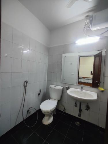 Bilik mandi di Hometown Stays