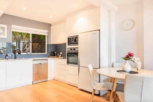 Gambar di galeri bagi Ocean Views 2-Bed Apartment Minutes from Beach di Collaroy