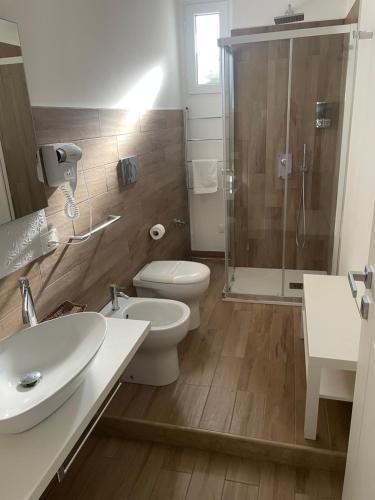 a bathroom with a toilet and a shower and a sink at BeB L'ALLORO in Pachino