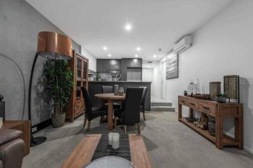 Una cocina o zona de cocina en The Barty by Parbery Property
