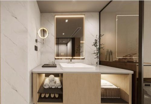 a bathroom with a sink and a mirror at 枫渡酒店上海陆家嘴店 in Shanghai