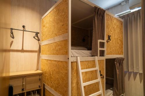 Katil dua tingkat atau katil-katil dua tingkat dalam bilik di 暖南小安民宿The Warm Tain-An Hostel-台南火車站-新樓醫院-背包客房-可包層-可包房-可包棟-獨旅友善民宿
