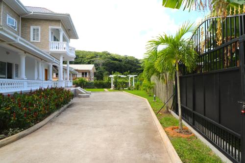 Taman di luar Grann Kaz Guest House