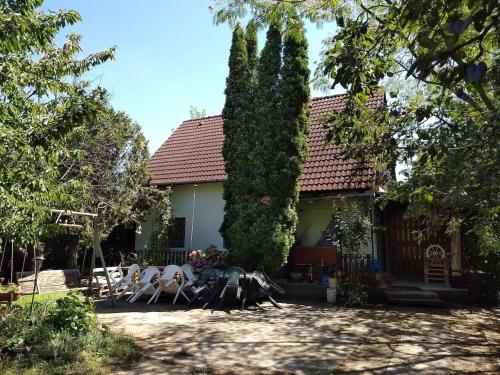 Árnyas, nyugodt apartman Siófokon nagy kerttel