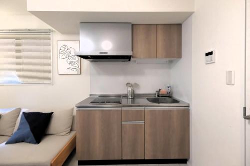 Kuchyň nebo kuchyňský kout v ubytování Cozy Nest Yokohama 横浜駅徒歩10分 Brand New Up to 4 Guests
