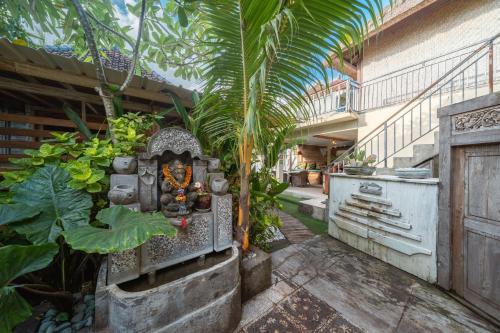 Taman di luar Kakiang Guesthouse
