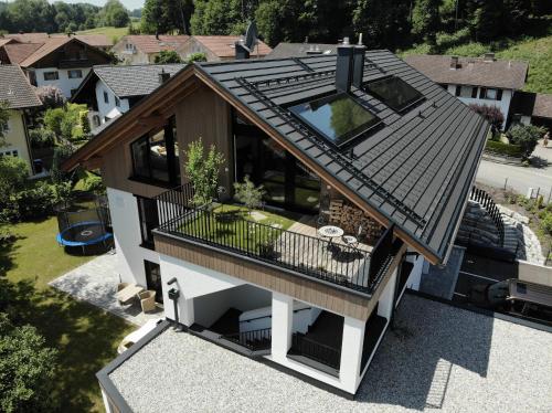 an overhead view of a house with a roof at Detailliebe - Sonne und Stil in Waging am See