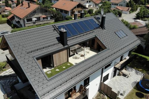 an aerial view of a house with a roof at Detailliebe - Sonne und Stil in Waging am See
