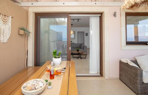 Φωτογραφία από το άλμπουμ του Sea View Apartment σε Κουτσουράς