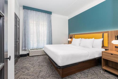 a hotel room with a large bed and a window at La Quinta by Wyndham Sherman in Sherman