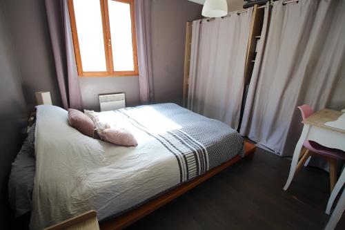 a small bedroom with a bed and a window at Maison - Proche RER - Jusqu'à 6 Personnes in Saint-Michel-sur-Orge