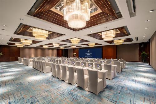 a conference room with rows of tables and chairs at Kempinski Hotel Xiamen in Xiamen