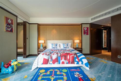 a bedroom with a large bed and a blue carpet at Kempinski Hotel Xiamen in Xiamen
