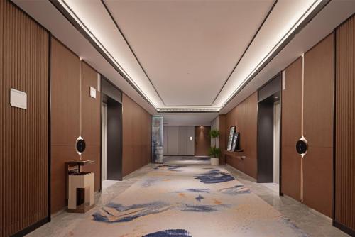 a corridor of an office building with a carpet at Hilton Garden Inn Guiyang Gui'An New Area in Guiyang