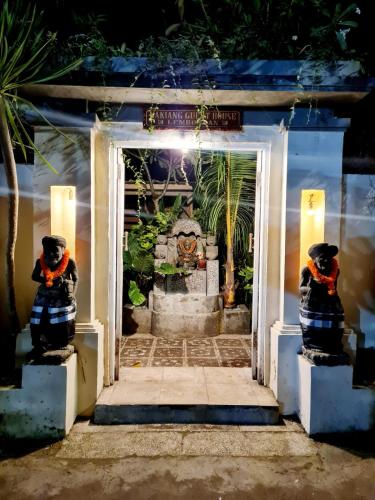 Taman di luar Kakiang Guesthouse