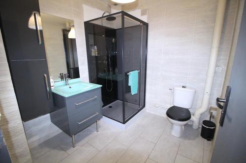 a bathroom with a shower and a sink and a toilet at Maison - Proche RER - Jusqu'à 6 Personnes in Saint-Michel-sur-Orge