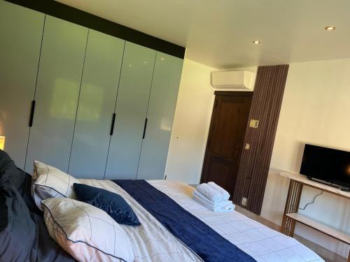 a bedroom with a bed and a television in it at Villa op de hoek Rooms in Aalst