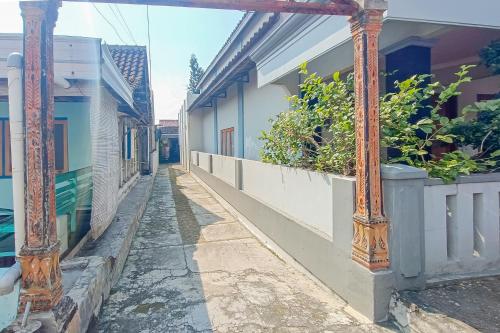 an alley with a mirror on the side of a building at WILUDJENG Guest House near Alun Alun Sragen Mitra RedDoorz in Sragen